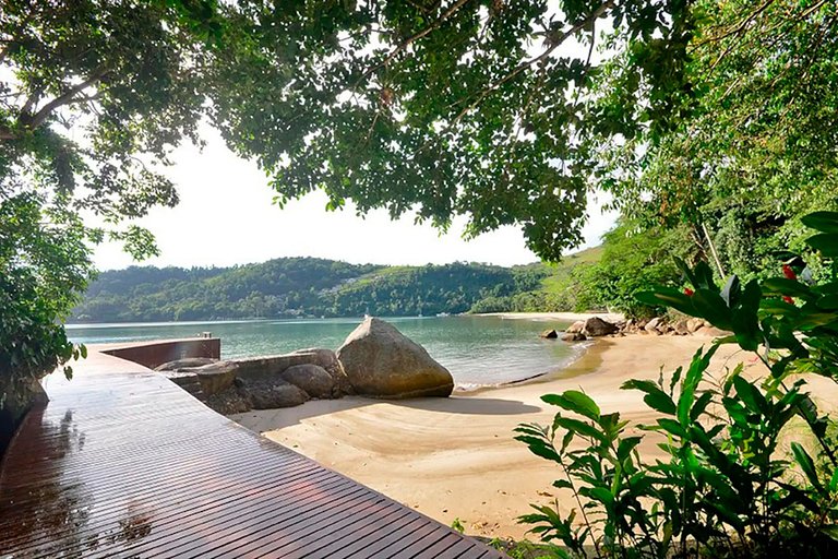 Ang046 - Beautiful beachfront mansion in Angra dos Reis