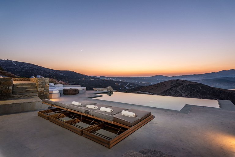 Cyc075 - Elegant villa overlooking the Aegean Sea, Mykonos.