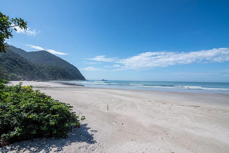 Gua001 - Beautiful villa on the sand in Guarujá