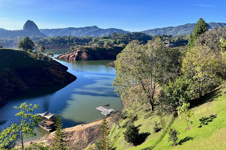 Med016 - Casa de lujo con vista al lago en Guatapé