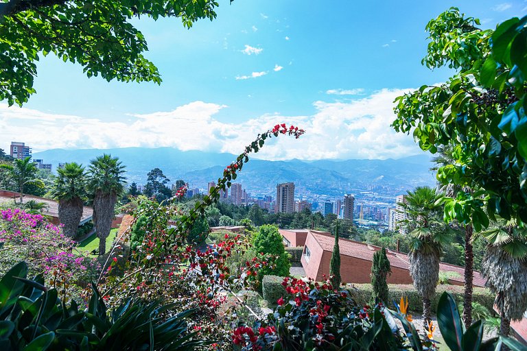 Med078 - Historical house in the hills of Medellin