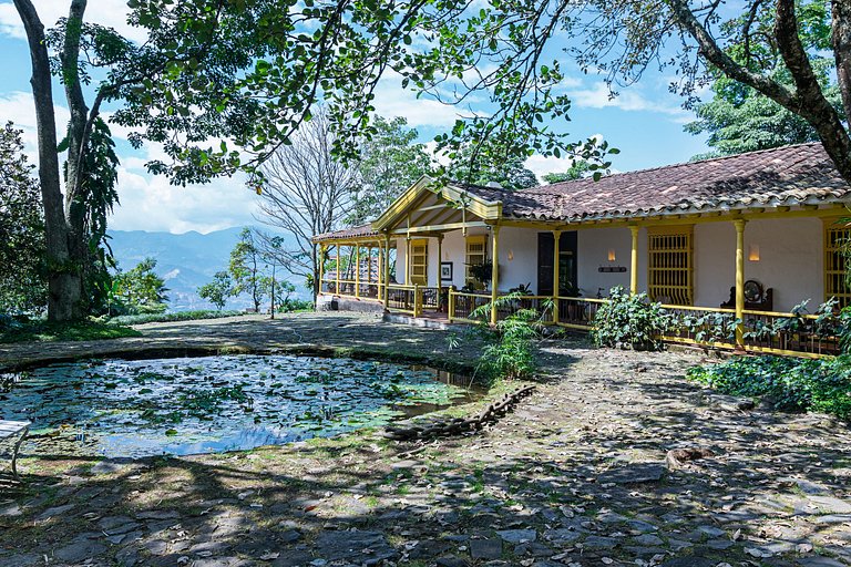 Med078 - Historical house in the hills of Medellin