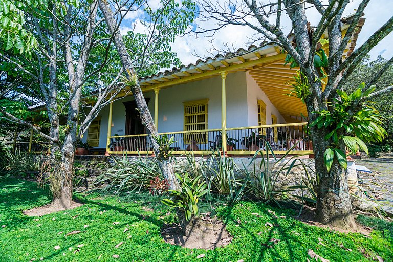 Med078 - Historical house in the hills of Medellin