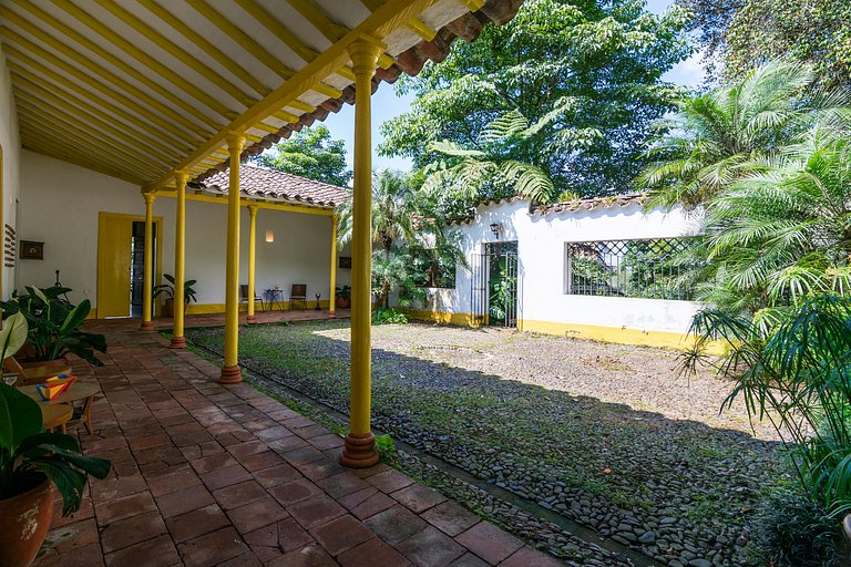 Med078 - Historical house in the hills of Medellin