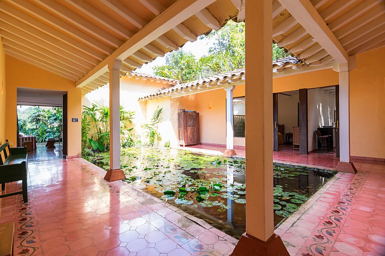 Med078 - Historical house in the hills of Medellin