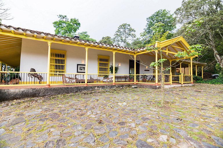 Med078 - Historical house in the hills of Medellin