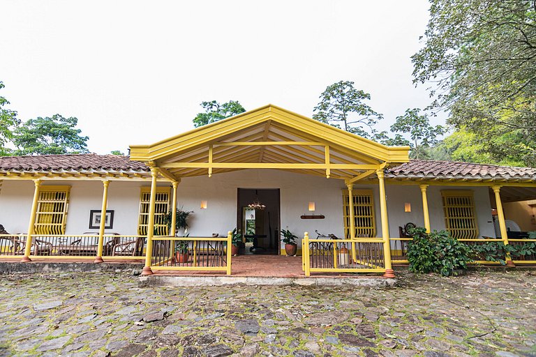 Med078 - Historical house in the hills of Medellin