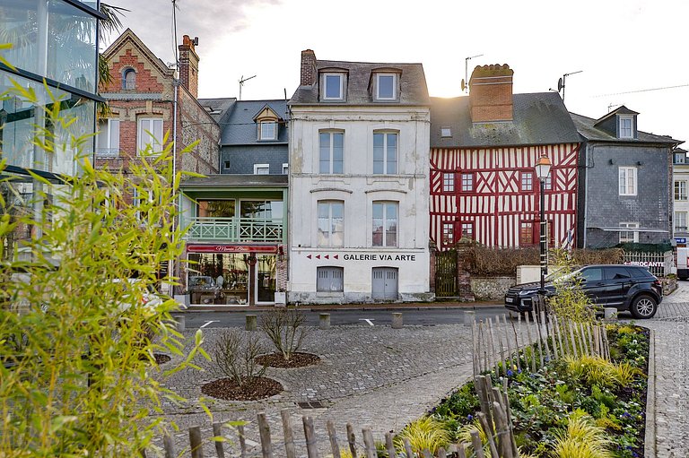 Nor004 - House with large balcony in Honfleur, Normandy.