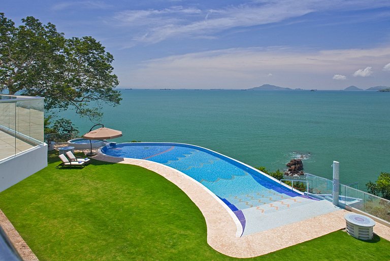 Pan013 - Massive luxury mansion with pool near Panama City