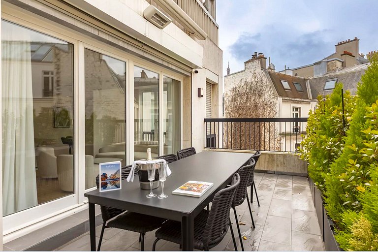 Par024 - Luxury 3 bedroom apartment on Montaigne