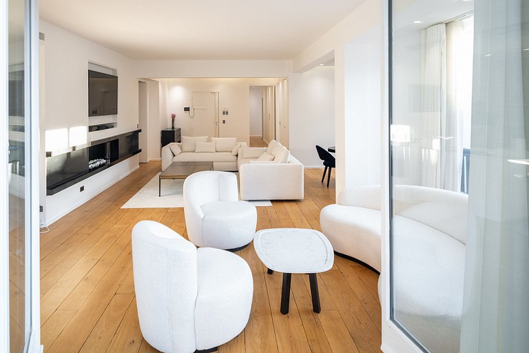 Par024 - Luxury 3 bedroom apartment on Montaigne