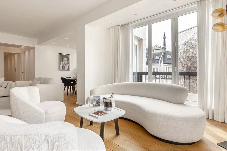 Par024 - Luxury 3 bedroom apartment on Montaigne