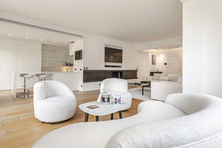 Par024 - Luxury 3 bedroom apartment on Montaigne