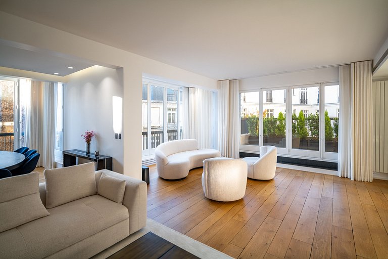 Par024 - Luxury 3 bedroom apartment on Montaigne