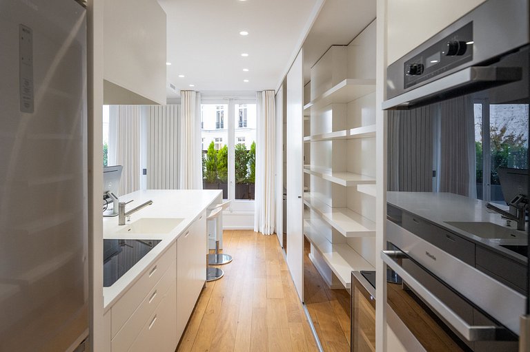 Par024 - Luxury 3 bedroom apartment on Montaigne