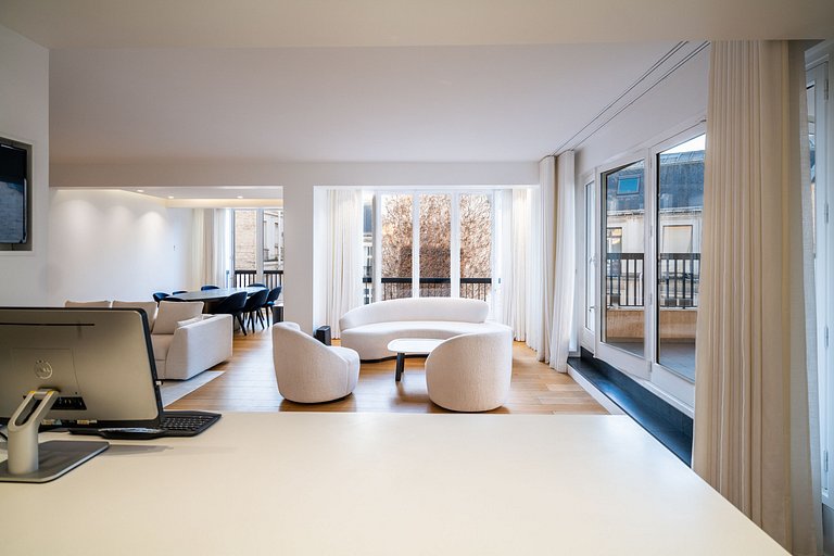 Par024 - Luxury 3 bedroom apartment on Montaigne