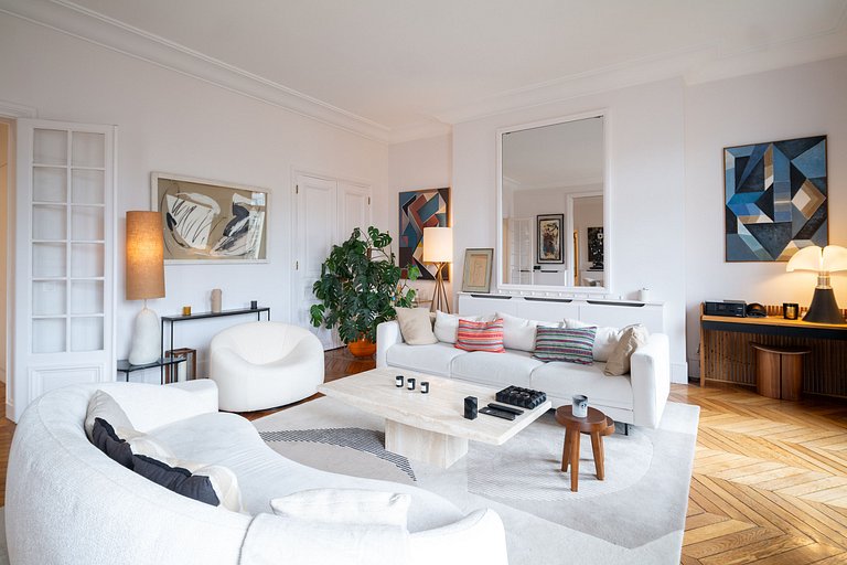 Par102 - Beautiful Haussmann-style apartment with an unobstr