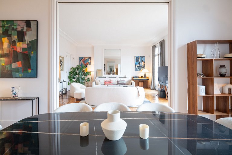 Par102 - Beautiful Haussmann-style apartment with an unobstr