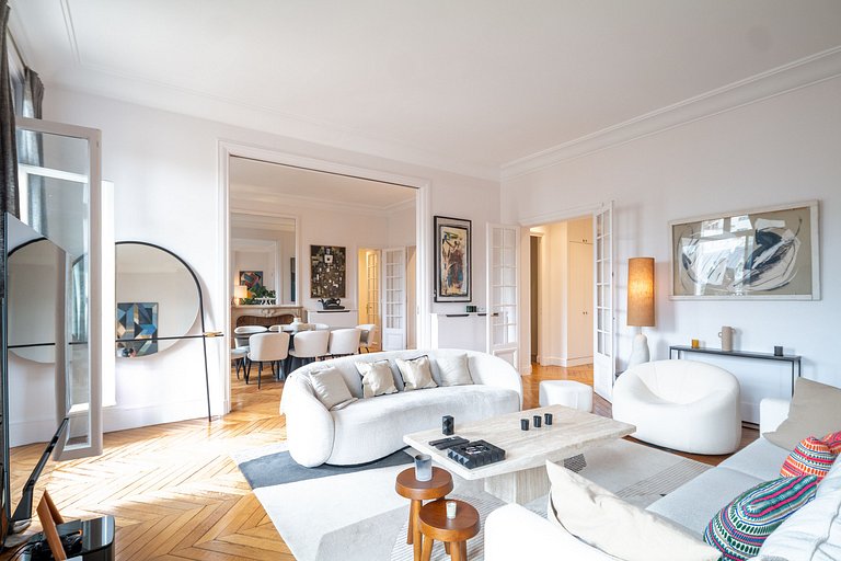 Par102 - Beautiful Haussmann-style apartment with an unobstr