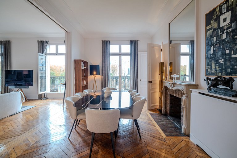 Par102 - Beautiful Haussmann-style apartment with an unobstr