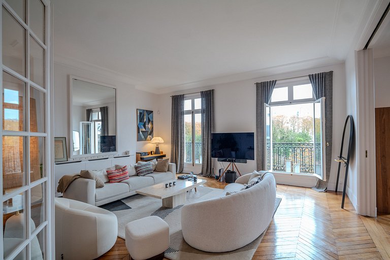 Par102 - Beautiful Haussmann-style apartment with an unobstr