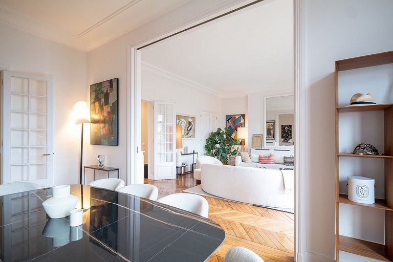 Par102 - Beautiful Haussmann-style apartment with an unobstr