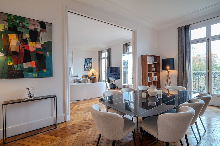 Par102 - Beautiful Haussmann-style apartment with an unobstr