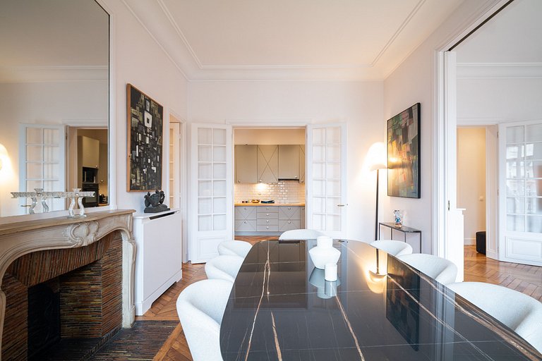 Par102 - Beautiful Haussmann-style apartment with an unobstr