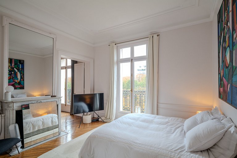 Par102 - Beautiful Haussmann-style apartment with an unobstr