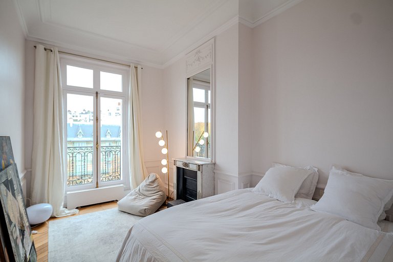 Par102 - Beautiful Haussmann-style apartment with an unobstr