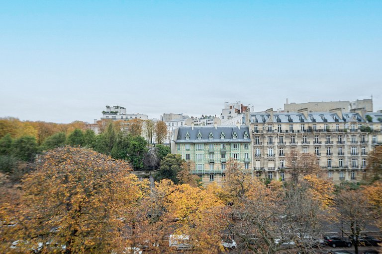 Par102 - Beautiful Haussmann-style apartment with an unobstr