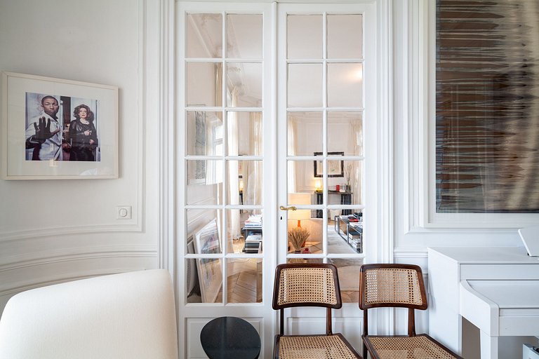 Par103 - Stunning Apartment in the Heart of Paris