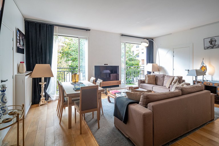 Par113 - Comfortable 2 bedroom apartment Avenue Montaigne