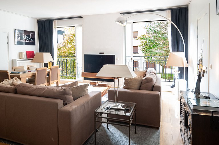 Par113 - Comfortable 2 bedroom apartment Avenue Montaigne