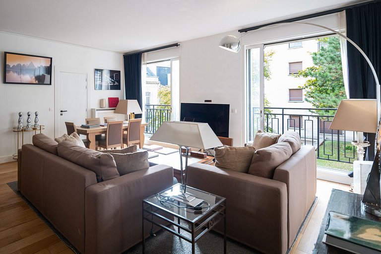 Par113 - Comfortable 2 bedroom apartment Avenue Montaigne