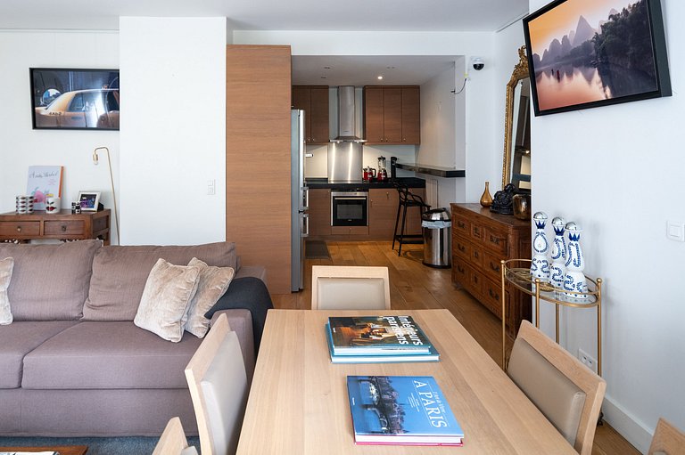 Par113 - Comfortable 2 bedroom apartment Avenue Montaigne