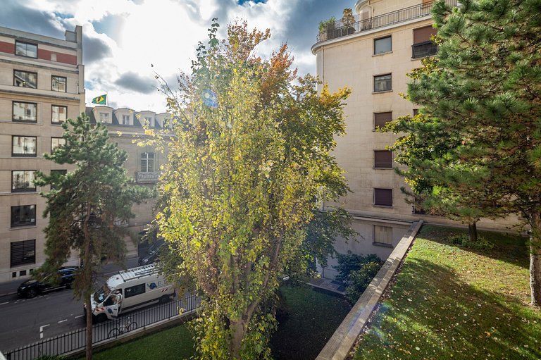 Par113 - Comfortable 2 bedroom apartment Avenue Montaigne