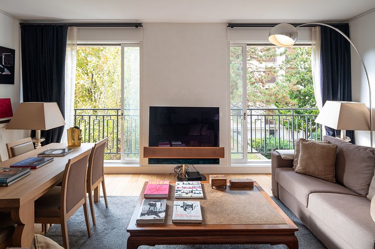 Par113 - Comfortable 2 bedroom apartment Avenue Montaigne