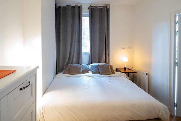 Par113 - Comfortable 2 bedroom apartment Avenue Montaigne