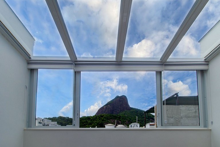 Rio026 - Duplex penthouse with sea view in Leblon